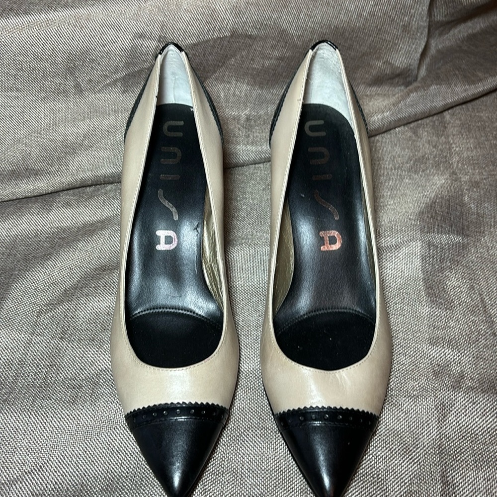 UNISA Women’s Two Tone Pointed Toe Pumps Size 7